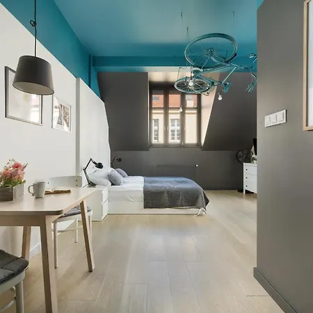 Modern Near Old Town By Renters Apartment