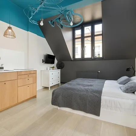 Modern Near Old Town By Renters Apartment