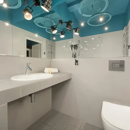 Modern Near Old Town By Renters Appartamento